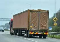 caminhão tomba SP-065 Atibaia