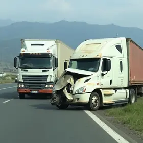 engavetamento entre carros e caminhões